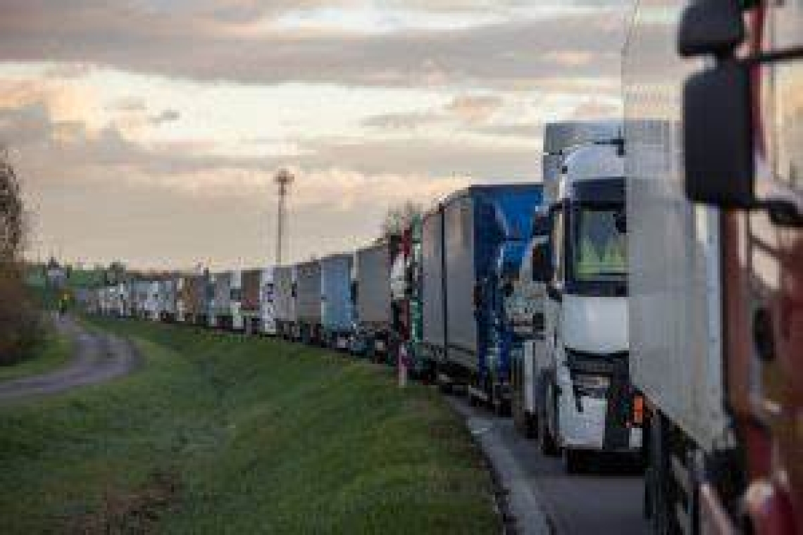 Des camionneurs polonais bloquent le passage de la frontière pour protester contre la concurrence ukrainienne 