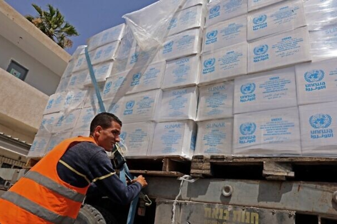 Des convois d'aide humanitaire arrivent au terminal égyptien de Rafah avant le cessez-le-feu de quatre jours à Gaza 
