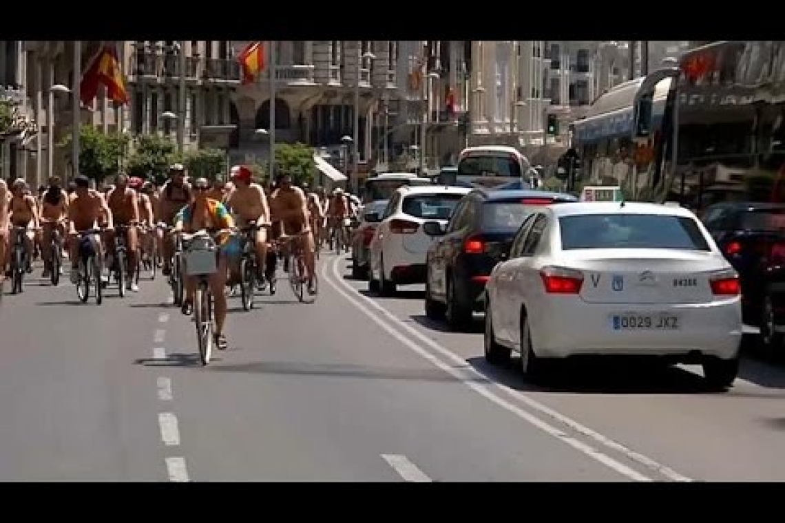 Des dizaines de militants nus manifestent à Barcelone pour une Europe sans fourrure
