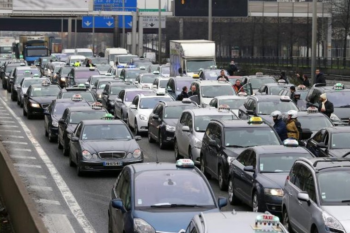 Les chauffeurs de taxi français manifestent contre l'obligation du covoiturage sanitaire 