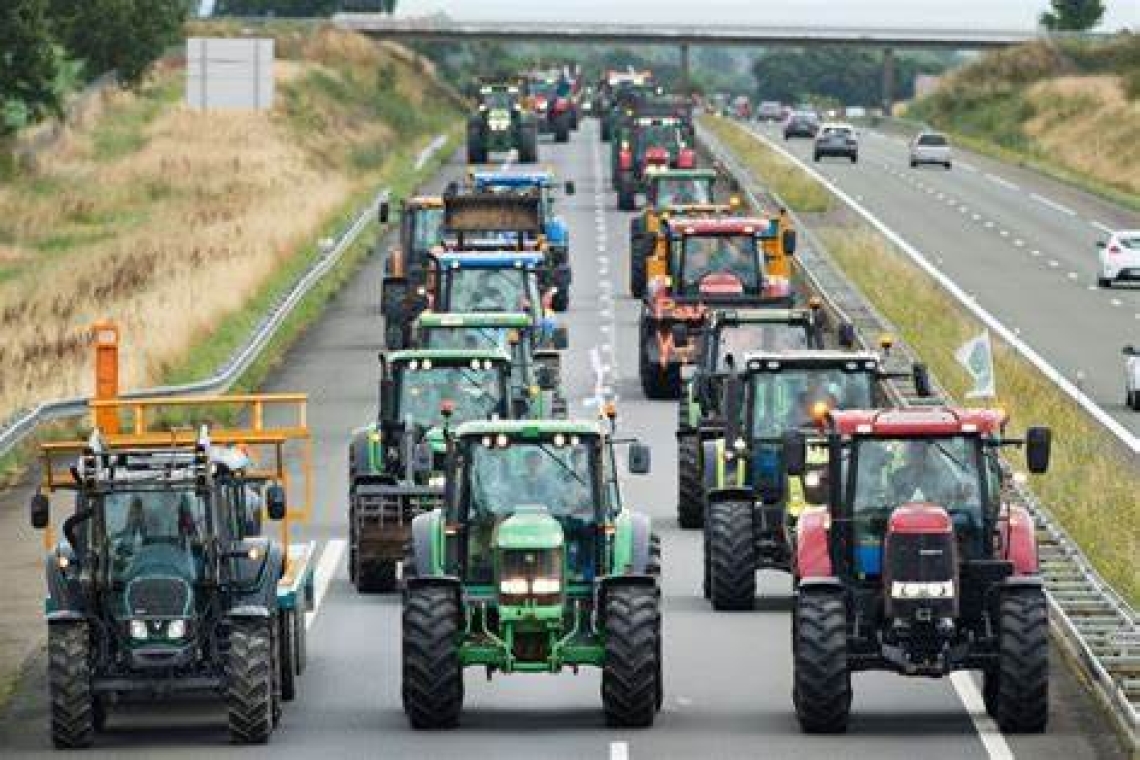 Les agriculteurs se mobilisent contre la hausse des taxes sur les carburants à Stuttgart