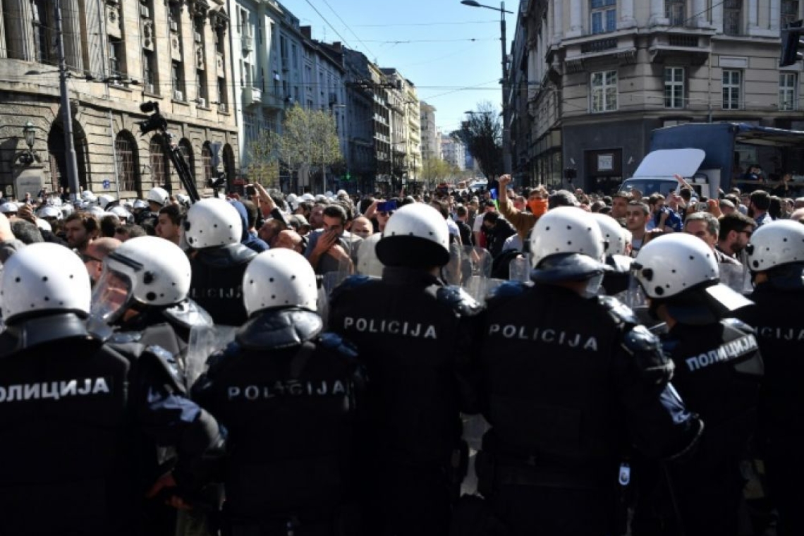 Affrontements entre manifestants et police lors d'une tentative d'assaut contre l'hôtel de ville de Belgrade 
