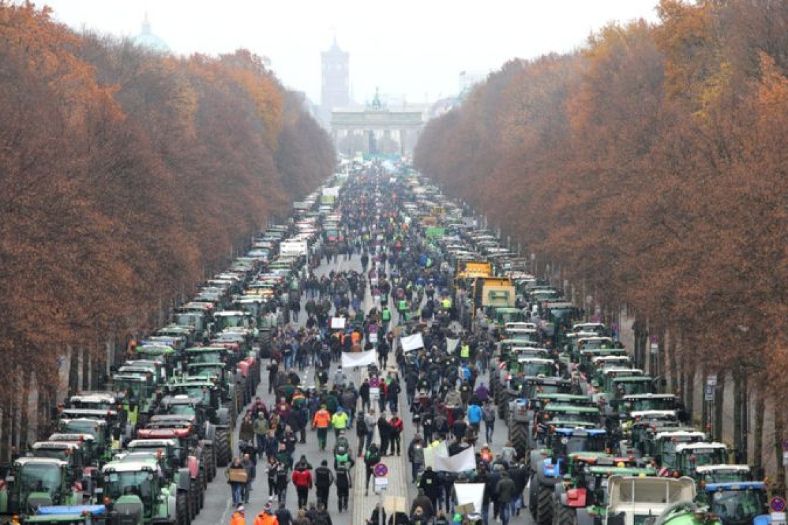 Des agriculteurs bloquent l'autoroute de Berlin pour protester contre la réduction des subventions 