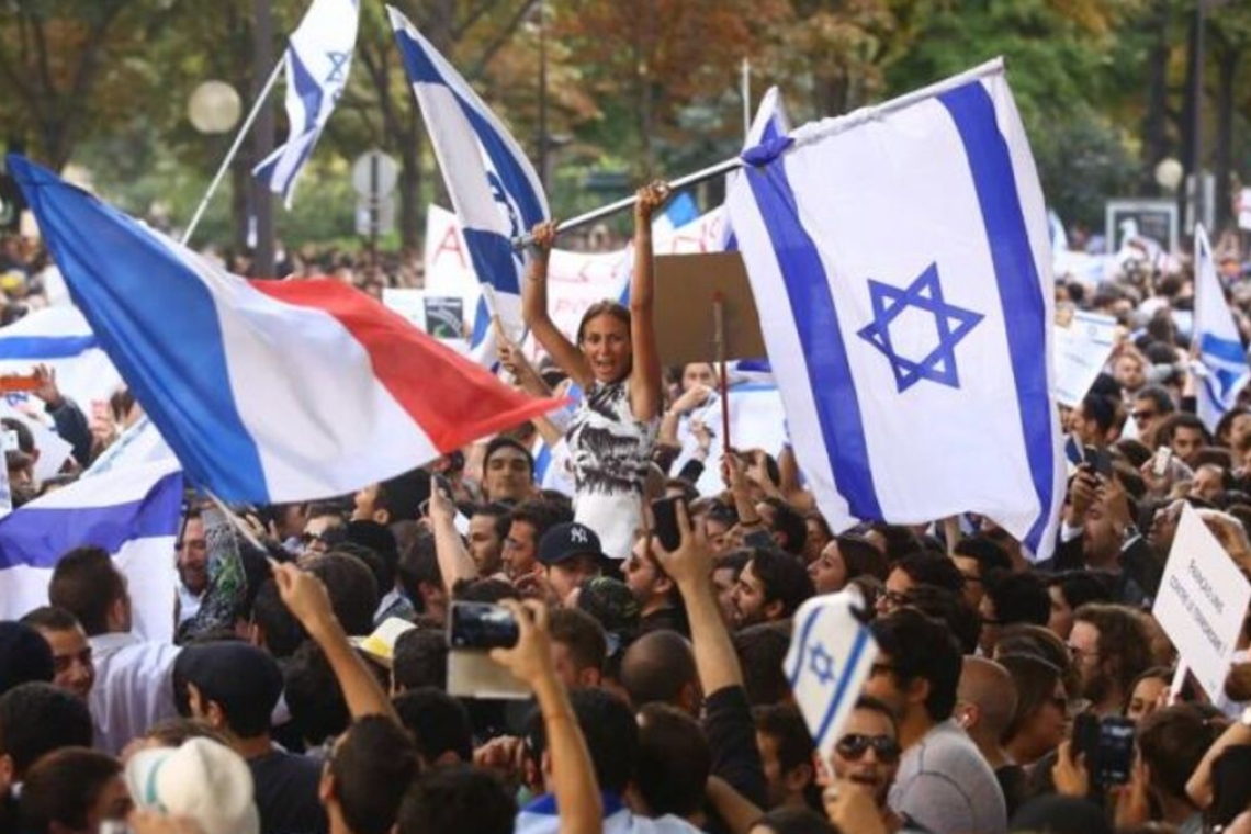 Des manifestants se rassemblent soutiennent l'affaire de « génocide » de la CIJ contre Israël 
