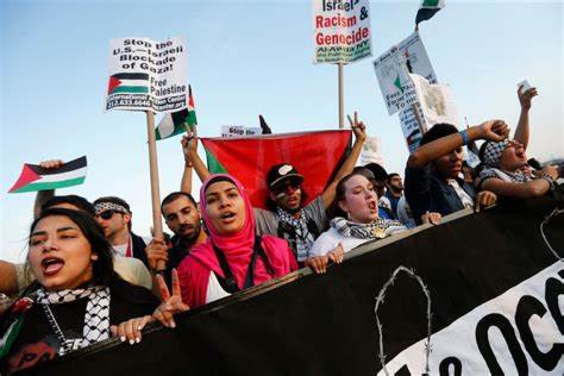 Des pro-palestiniens affrontent la police à New York 
