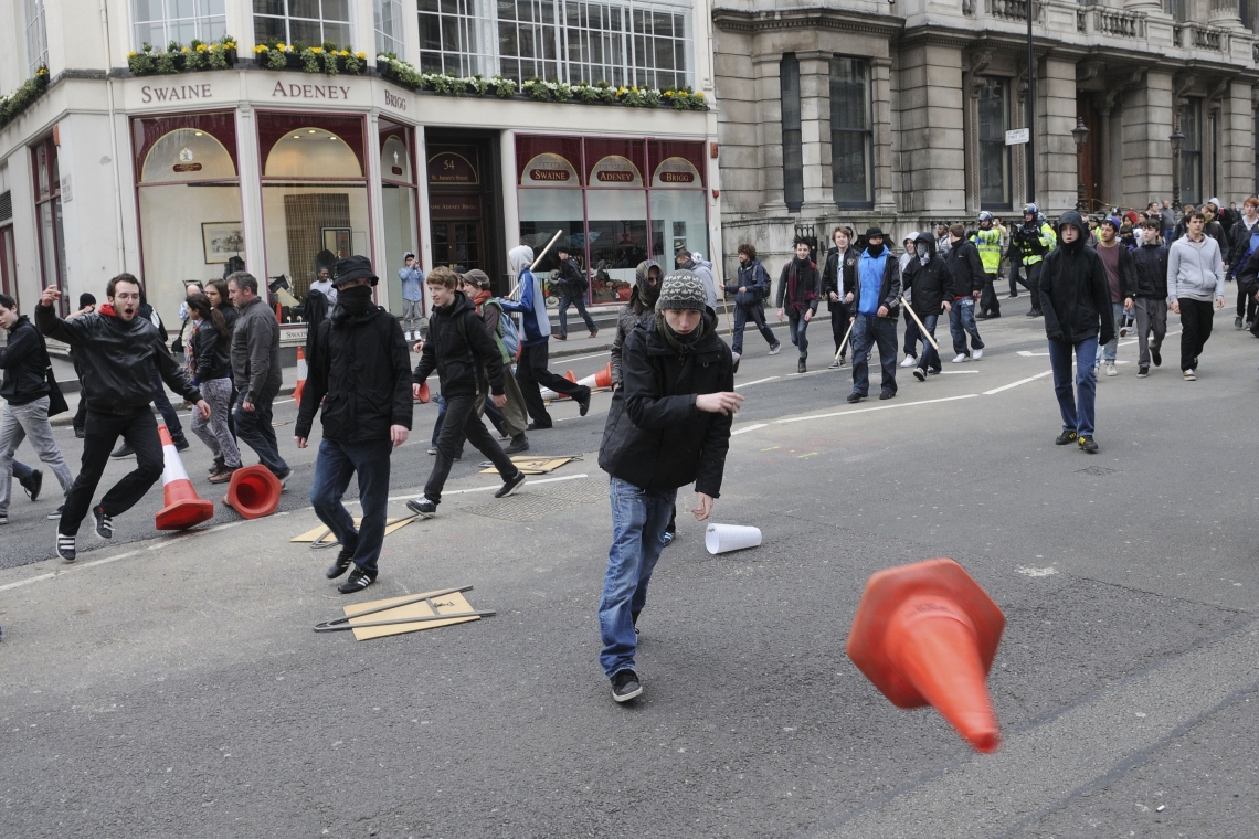 Des manifestants se rassemblent contre une exposition d'armes à Londres 