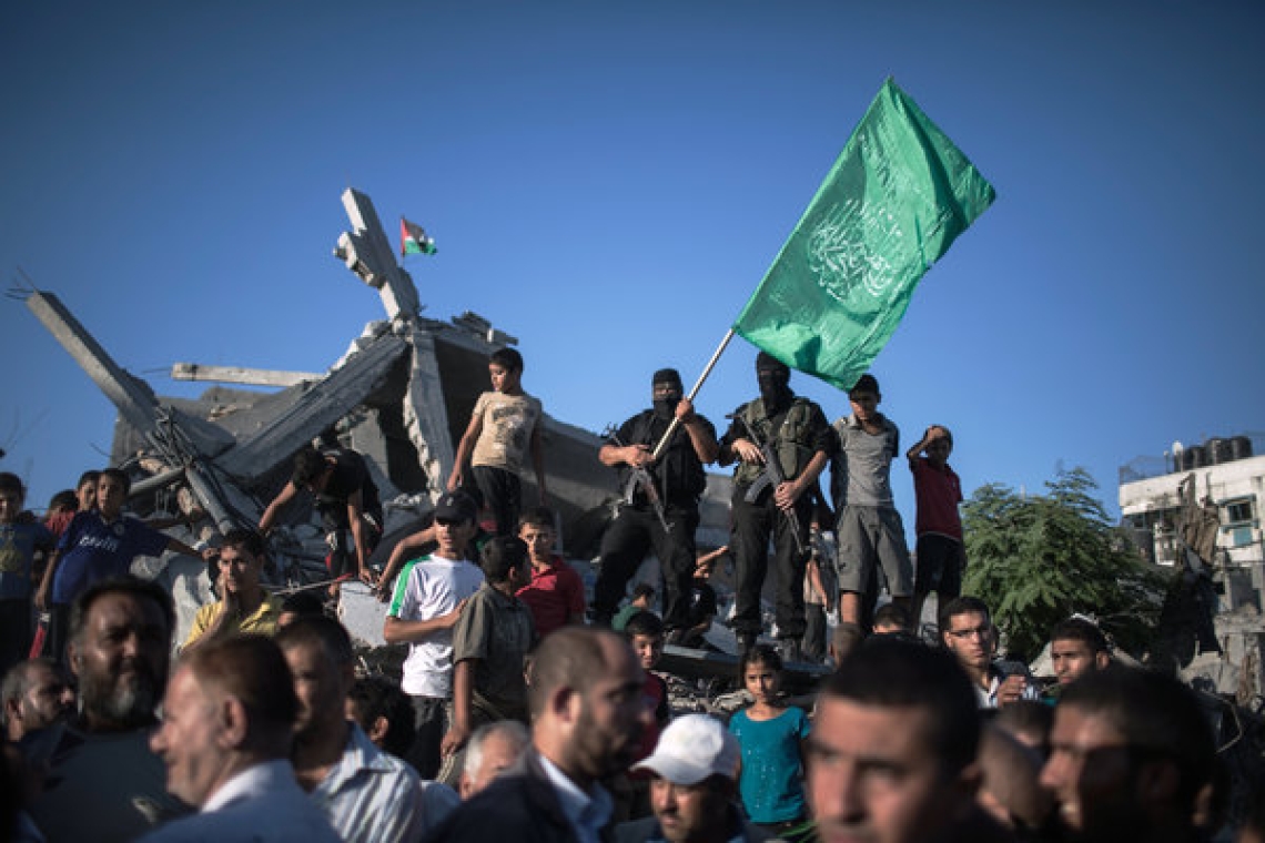 Guerre Israël-Hamas : Des dizaines de militants bloquent des camions d'aide à destination de Gaza
