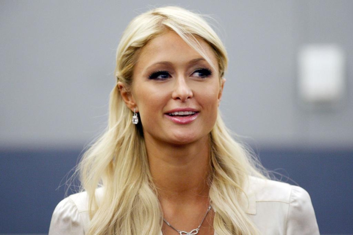 Paris Hilton, la petite fille riche, surdouée de la « jet set »  , avoue avoir été violée et battue dans sa  jeunesse. 