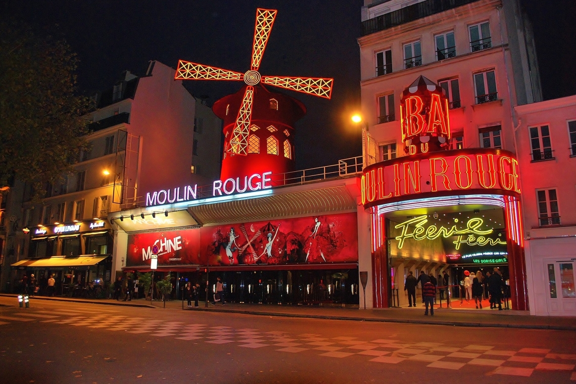 Le Moulin Rouge perd ses ailes cette nuit à Paris 