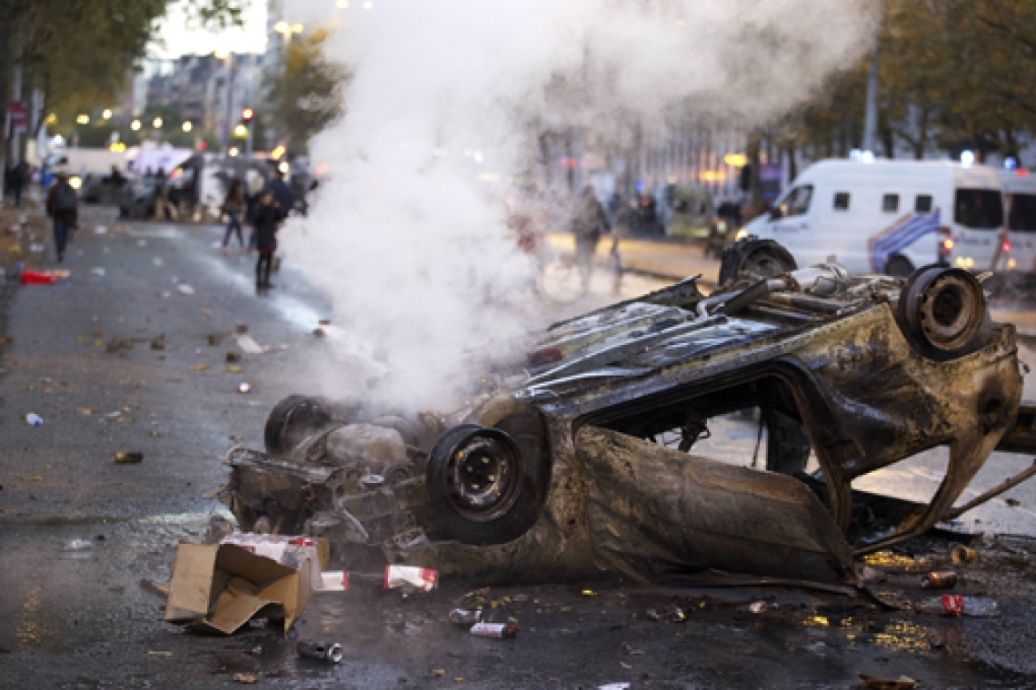 Les Mystères  de Paris : une quinzaine de véhicules brûlés dans une rue du 16e arrondissement, l'auteur laisse un mot