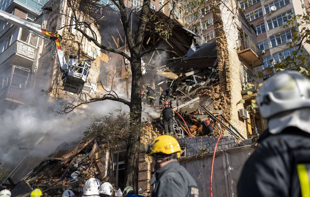 1444x920_les-pompiers-travaillent-apres-qu-un-drone-ait-tire-sur-des-batiments-a-kiev-en-ukraine-lundi-17-octobre-2022.jpg