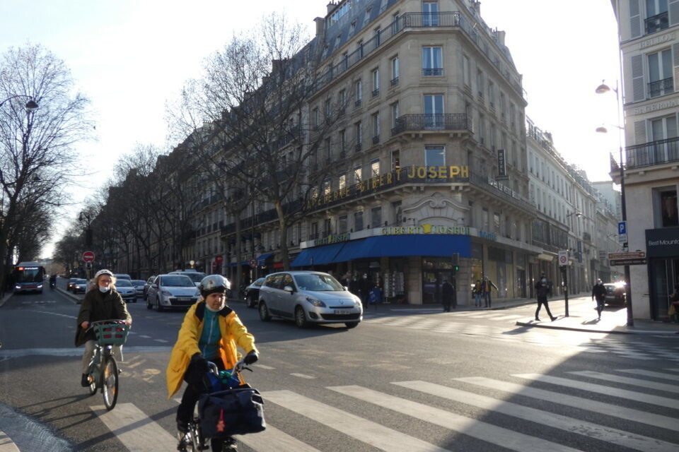 boulevard-saint-michel-paris-coronavirus-covid19-attentats-gilets-jaunes-commerce-opticien-restaurant-bar-librairie-sorbonne-960x640.jpg