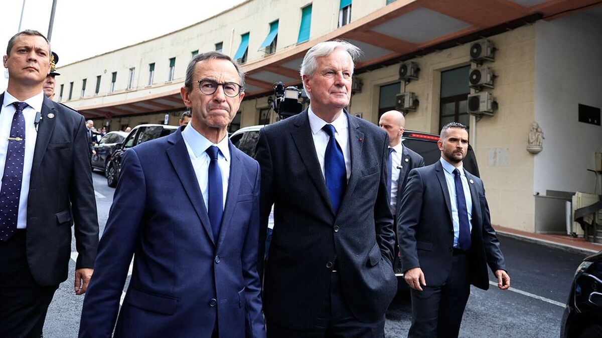 French Prime Minister Michel Barnier (C) and French Minister of the Interior Bruno Retailleau (L) leave the Police and Customs Cooperation Centre (Centre de Cooperation Policiere et Douaniere) of Vintimille in Grimaldi, at the border crossing between Italy and France, following a visit on the theme of border controls and the fight against illegal immigration, along with Italy' Interior Minister and Italy's Deputy Prime Minister and Foreign Minister, on October 18, 2024. French Prime Minister Michel Barnier travels to Menton on October 18 in the south of France on the Italian border to meet ministers from Italy's Prime Minister Giorgia Meloni's government. (Photo by Valery HACHE / AFP)