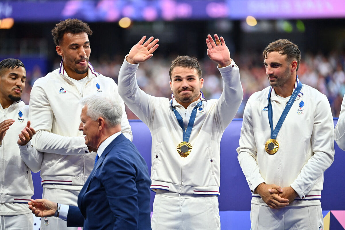 antoine-dupont-salut-medaille-podium-jo-paris.jpg