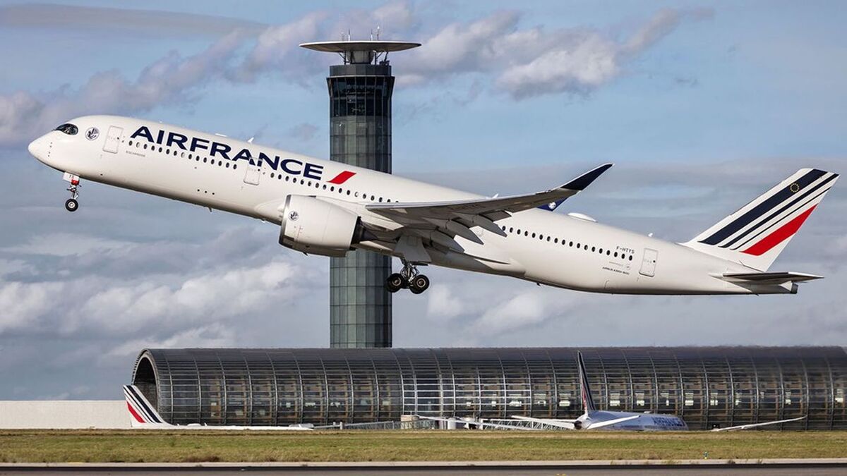 Airbus A350 au decollage devant la tour de contrôle à Roissycontrole controleur aerien