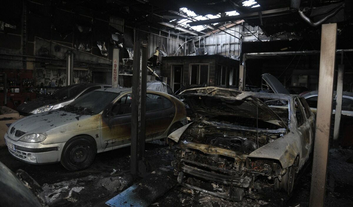 le-feu-a-pris-sur-220-m-endommageant-une-partie-de-la-toiture-du-garage-et-une-vingtaine-de-vehicules-photo-dna-f-k-1522944306.jpg
