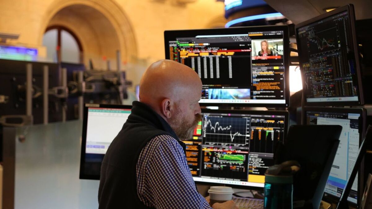 (250613) -- NEW YORK, June 13, 2025 (Xinhua) -- A trader works on the floor of the New York Stock Exchange in New York City, the United States, on June 13, 2025. U.S. markets sank on Friday, closing out a volatile week with losses after a dramatic escalation in Middle East tensions rattled global investors. The Dow Jones Industrial Average plunged 769.83 points, or 1.79 percent, to 42,197.79. The S&amp;P 500 fell 1.13 percent to 5,976.97, while the Nasdaq Composite dropped 1.30 percent to 19,406.83. (Xinhua/Liu Yanan) - Liu Yanan -//CHINENOUVELLE_CnyztpE007050_20250614_PEPFN0A001/Credit:CHINE NOUVELLE/SIPA/2506141021
