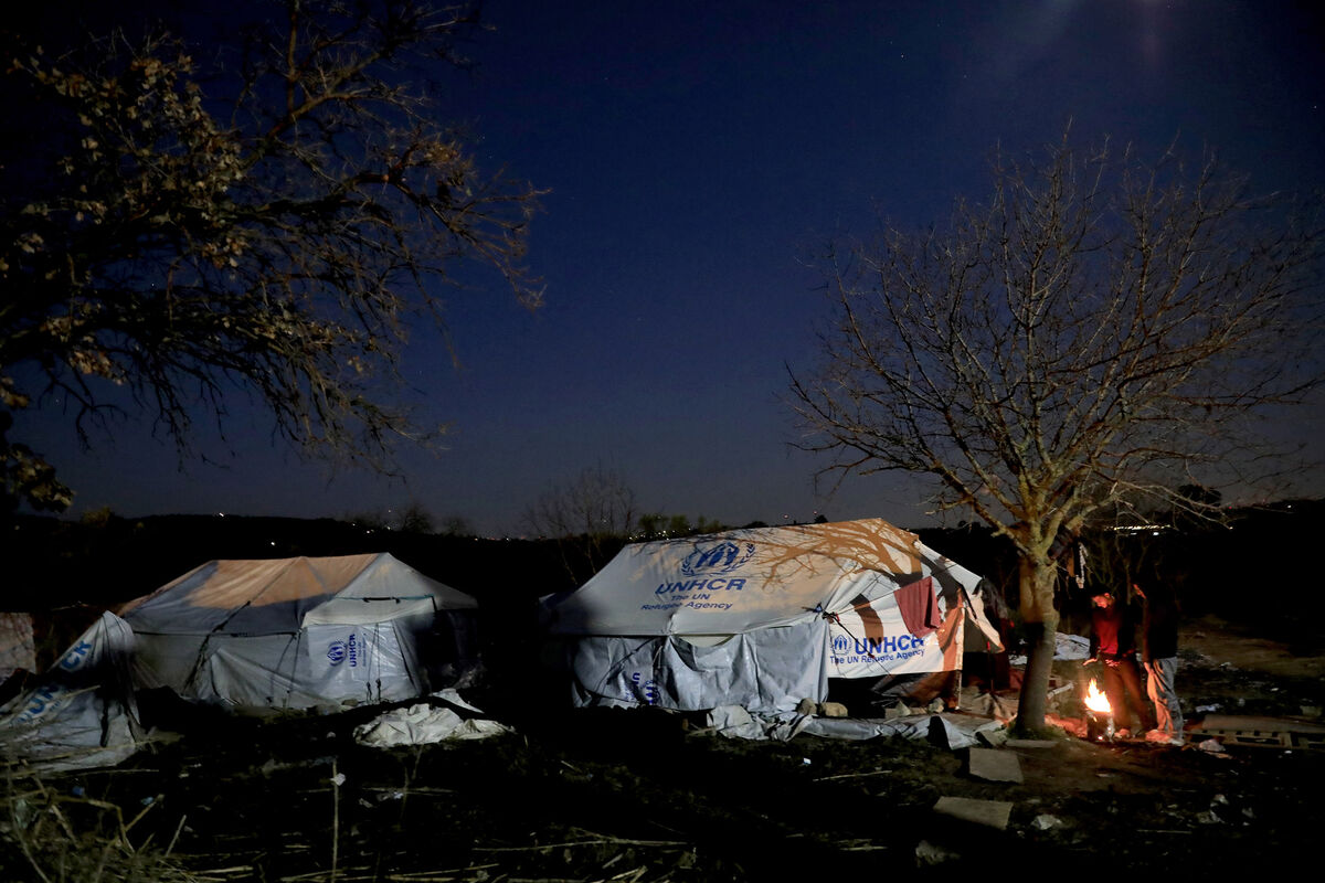 247295_asylum-seekers-living-in-tents-in-chios-_vial_-greece.jpg