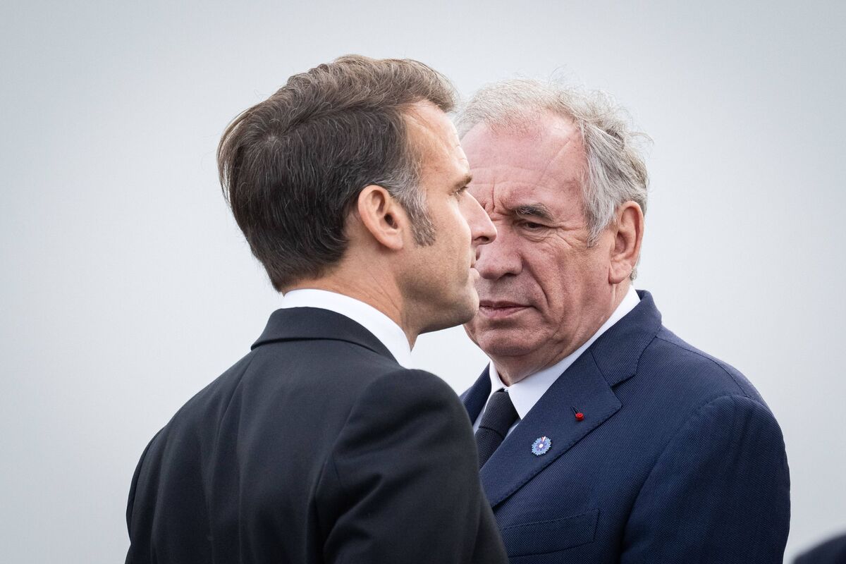 Francois Bayrou, premier ministre avec Emmanuel Macron, president de la Republique, lors de la ceremonie du 80eme anniversaire de la victoire du 8 mai 1945, a l Arc de triomphe.Emmanuel Macron (President of the French Republic) and wife Brigitte Macron during the wreath-laying ceremony at the Tomb of the Unknown Soldier in Paris, on the occasion of the 80th anniversary of the Victory of May 8, 1945. //04SIPA_sipa2275/Credit:TSCAHEN / POOL/SIPA/2505091053