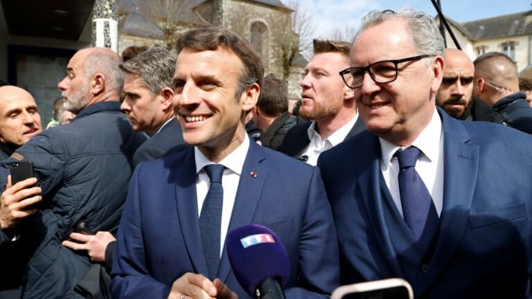 Emmanuel-Macron-et-Richard-Ferrand-le-5-avril-2022-a-Spezet-dans-le-Finistere-1401625.jpg