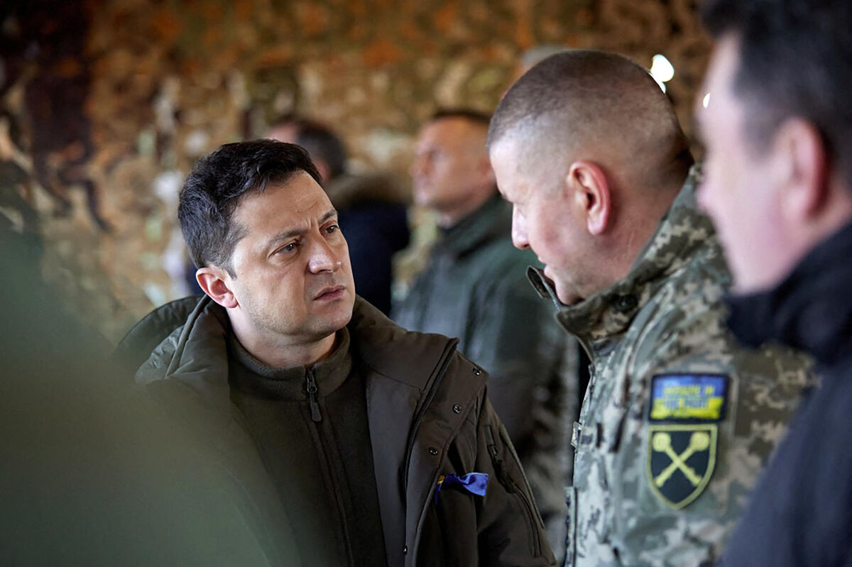 Ukrainian President Volodymyr Zelensky (L) listens to explanations during a military drill outside the city of Rivne, northern Ukraine on Wednesday on February 16, 2022. Photo by Ukrainian Defense Ministry/UPI/ABACAPRESS.COM News | BRUPI20220216_038 Rivne Ukraine
