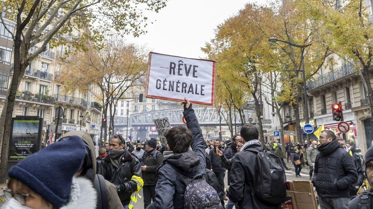 Manifestation des gilets jaunes entre la porte de Champerret et la place de la Bastille, le 16 novembre a Paris. *** Local Caption *** France Gilets jaunes Paris anniversaire crise manifestation reve generale