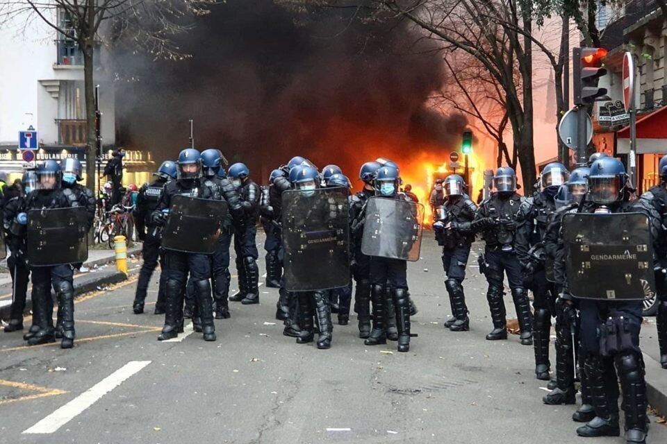 paris-manifestation-violences-policieres-blackbloc-manifestants-violents-casseurs-avenue-gambetta-police-gendarmerie-republique-blesses-journalistes-main-960x640.jpg