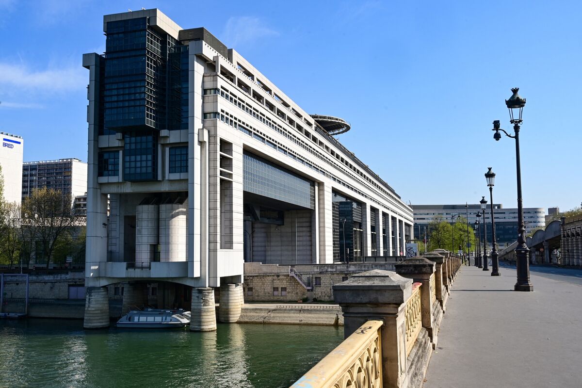 1745279-le-pont-de-bercy-et-le-ministere-de-l-economie-et-des-finances-a-paris.jpg