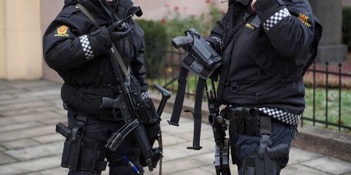 Armed police officers are seen outside the Nobel institute in Oslo on December 9, 2014. Due to a heightened terror alert the police have responded by instructing its officers to carry weapons throughout the Christmas season. AFP PHOTO / ODD ANDERSEN / AFP PHOTO / ODD ANDERSEN
