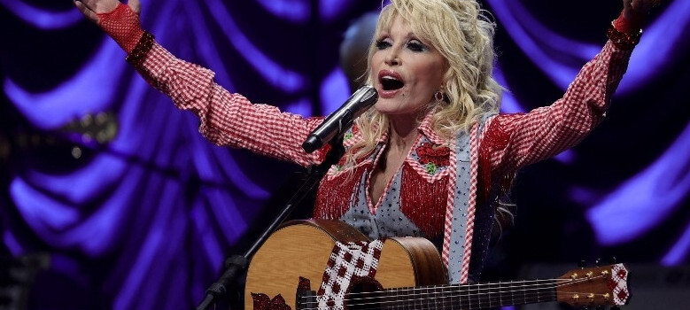 1583201-dolly-parton-en-mars-2022.jpg