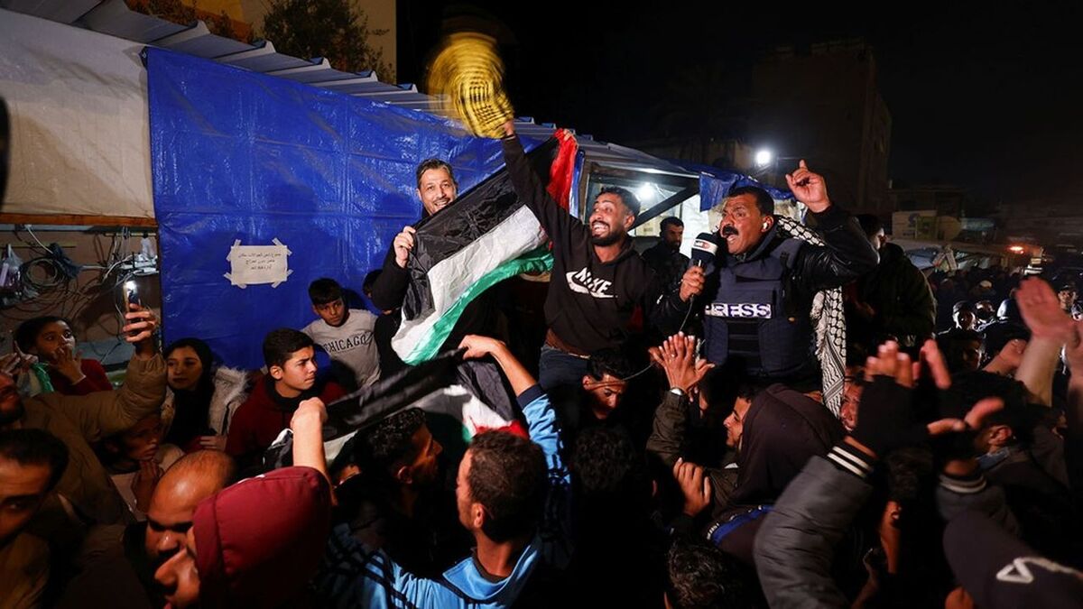 Palestinians react to news on a ceasefire deal with Israel, in Khan Younis in the southern Gaza Strip, January 15, 2025. REUTERS/Mohammed Salem