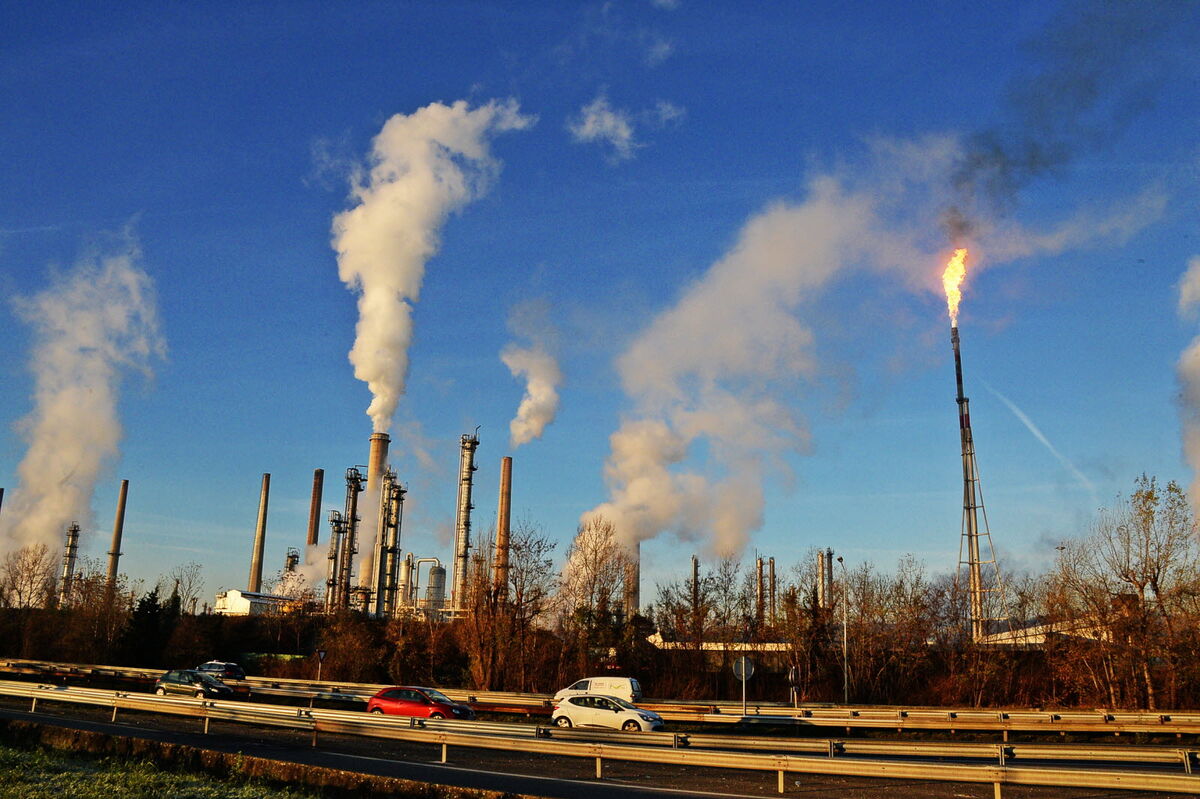 si-l-europe-affirme-sa-volonte-de-reduire-son-recours-aux-energies-fossiles-elle-est-rappelee-a-sa-dependance-par-la-crise-de-l-energie-qu-elle-traverse-actuellement-notamment-la-flambee-du-prix-de-l-ess.jpg