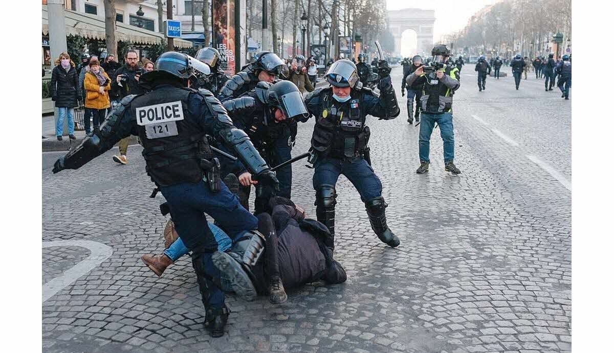 convois-de-la-liberte-un-homme-blesse-a-la-tete-a-paris-apres-avoir-ete-frappe-par-un-policier-1644746651.jpg