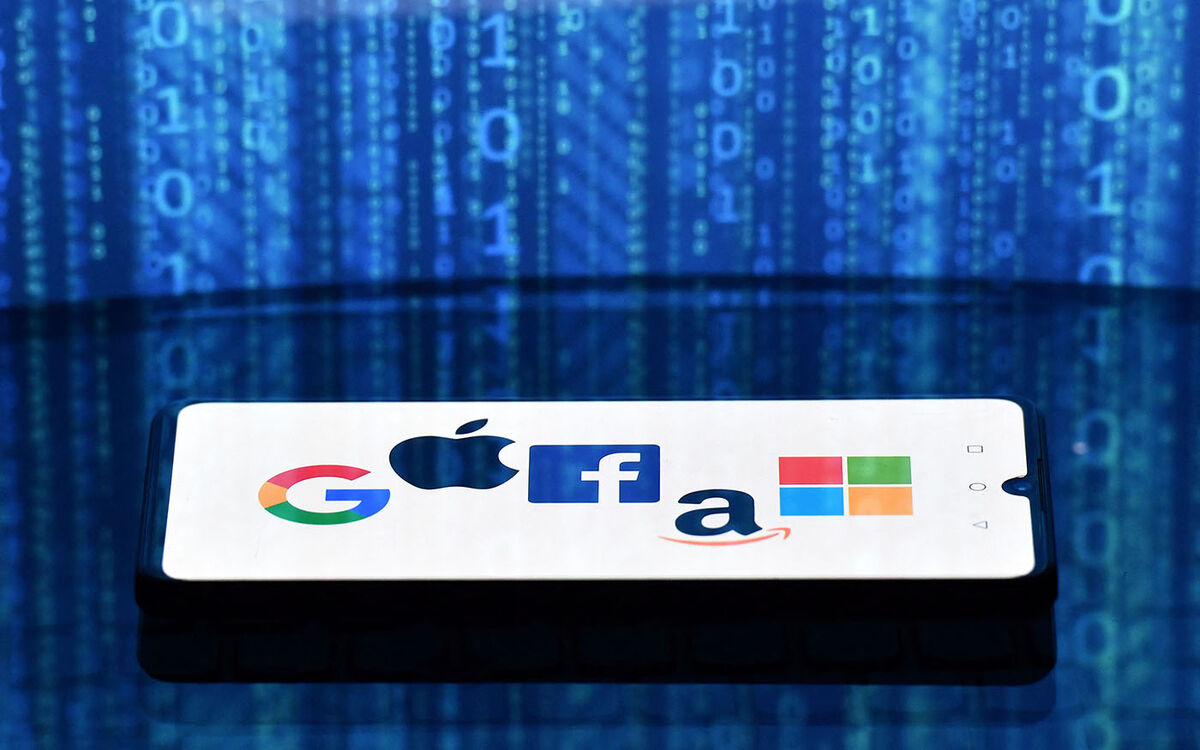 An illustration picture taken in London on December 18, 2020 shows the logos of Google, Apple, Facebook, Amazon and Microsoft displayed on a mobile phone. - Accelerating the transition to an ever more digital life, the coronavirus pandemic has tightened tech giants' grip on billions of customers' lives. (Photo by JUSTIN TALLIS / AFP)