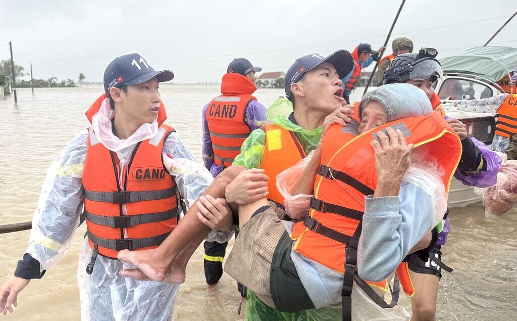 Đắk Lắk: Tiếp tục ứng cứu, tiếp tế lương thực cho người dân vùng lũ