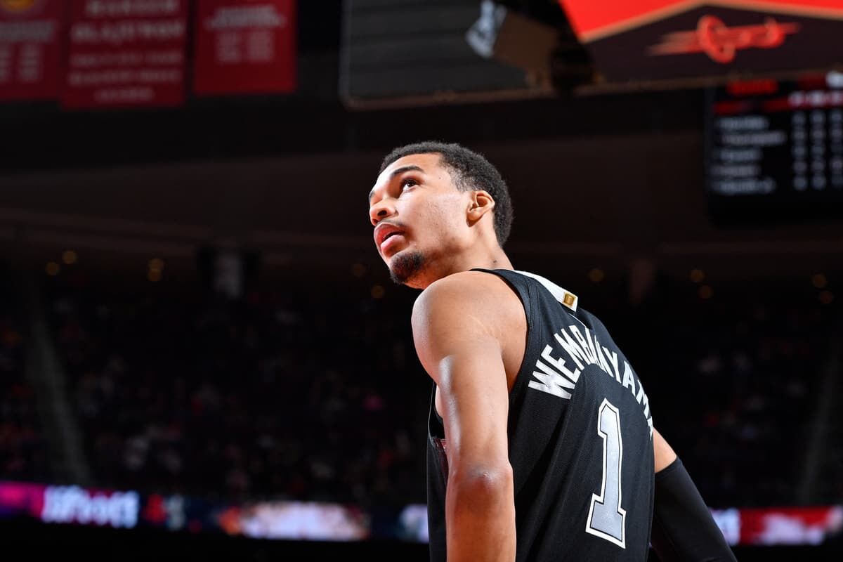 Victor-Wembanyama-lors-de-la-17e-defaite-consecutive-des-San-Antonio-Spurs-face-a-Houston-93-82-le-11-decembre-2023-1766085.jpg