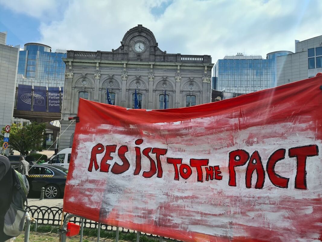 2025-04-10 Rassemblement contre le Pacte européen sur la migration et l'asile © Elise Kervyn