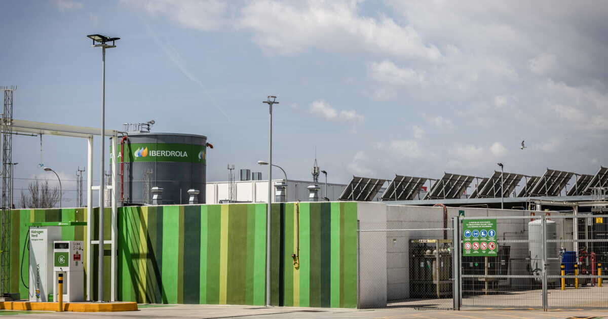 A green hydrogen refuelling station for Transporte Metropolitano de Barcelona (TMB) city buses, operated by Iberdrola SA, in Barcelona, Spain, on Monday, April 24, 2023. A new 16.3 billion euro green energy plan, partly financed by European Union recovery funds, aims to develop green hydrogen projects, increase renewable power capacity and build new storage facilities. Photographer: Angel Garcia/Bloomberg