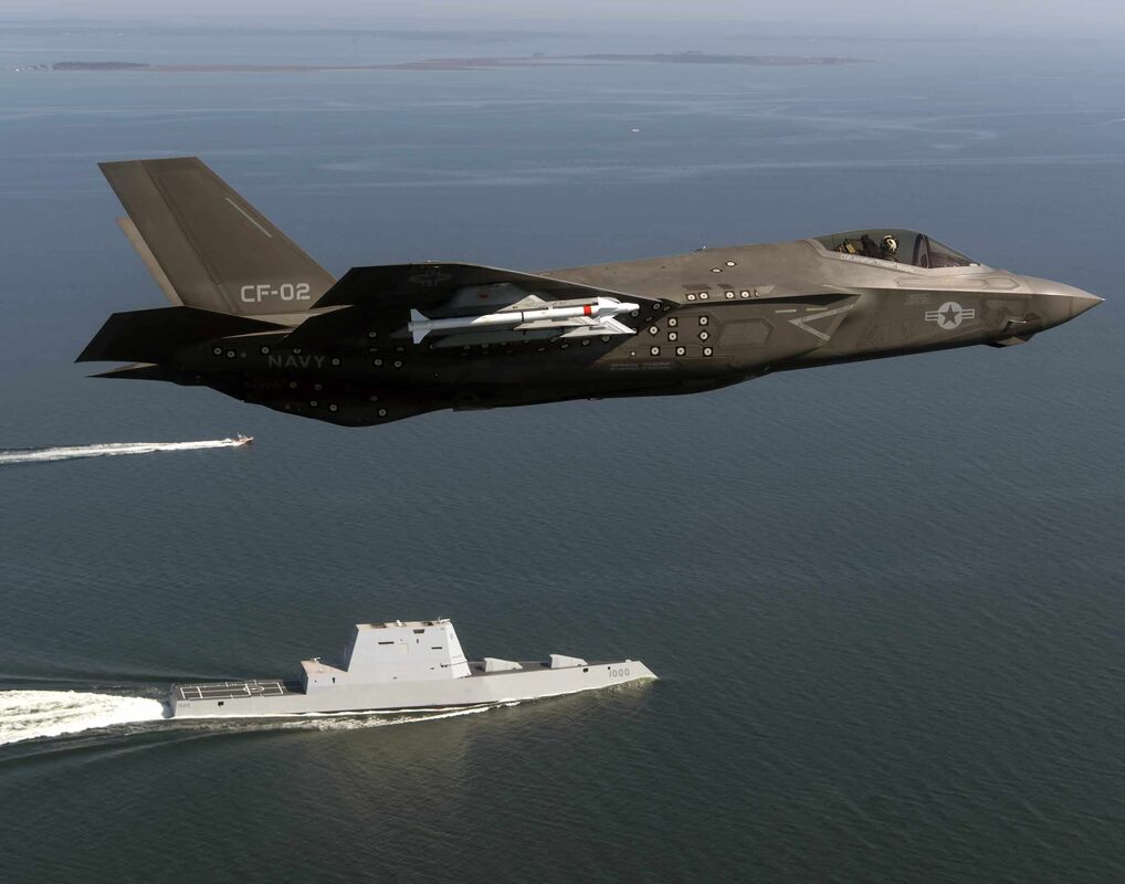 16-An_F-35_Lightning_II_completes_a_flyover_of_USS_Zumwalt_DDG_1000._29774535153-scaled.jpg