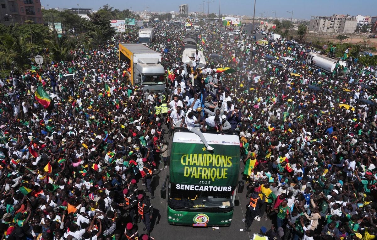 1444x920_l-equipe-de-football-senegalaise-traverse-des-milliers-de-fans-enthousiastes-celebrant-sa-victoire-a-la-coupe-d-afrique-des-nations-de-football-a-dakar-au-senegal-le-mardi-20-janvier-2026-ap-photo-misper-.jpg