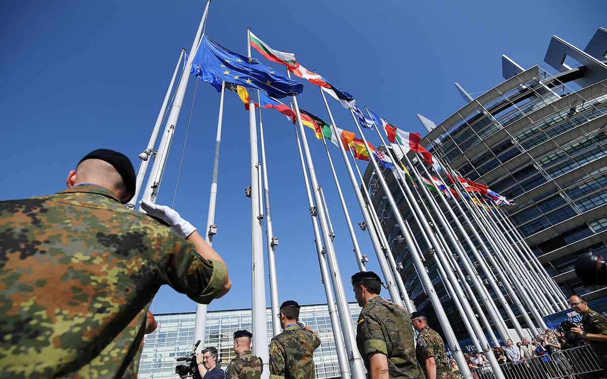 Soldiers of Eurocorps raise an European Union flag during the flag-raising ceremony on the eve of the inaugural session of new European Parliament on July 1, 2019 in front of Louise Weiss building (R), headquarters of the European Parliament in Strasbourg, eastern France. (Photo by FREDERICK FLORIN / AFP)
