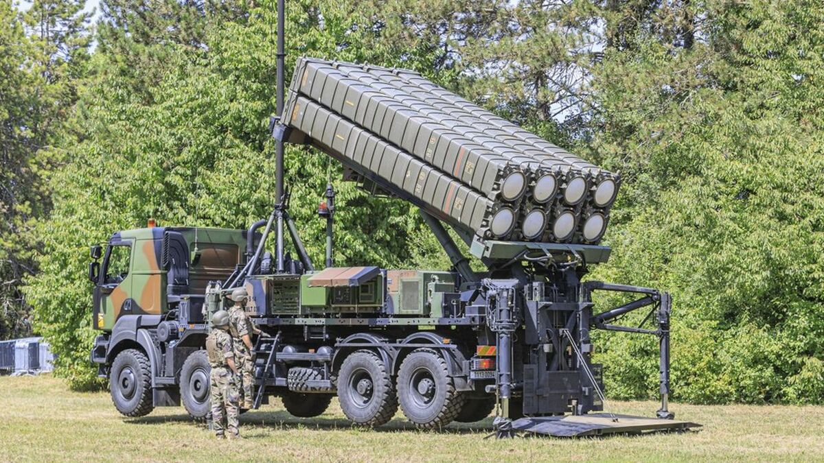 La BA 113 heberge l'escadron EDSA 05.950 "Barrois", equipe notamment du systeme de defense Mamba, ici dans sa configuration transport a Saint-Dizier, FRANCE - 18/07/2023 - L'escadron de defense sol-air 05.950 "Barrois" a pour mission la protection de la base aerienne de Saint-Dizier et de tout point sensible designe par le CDAOA. Il participe regulierement en mÃ'tropole a des mesures actives de surete aerienne et peut etre deployÃ'e sur les theatres d'operations exterieurs. Il est Ã'quipe du système Mamba pour les menaces a moyenne altitude, et du systeme Crotale pour les menaces a basse ou très basse altitude.L'EDSA 05.950 "Barrois" a ete cree le 1er janvier 1987 par la fusion de deux unites dissoutes le 31 decembre 1986, l'Escadron de Missiles Sol-Air (EMSA) 05.950 et la Section de defense sol-air (SDSA) 47.113.L'EDSA est une unite concourant a la defense aerienne du territoire national. Elle assure des missions de renforcement de la posture de surete aerienne afin de proteger les bases aeriennes a vocation nucleaire, des installations prioritaires de defense, ou des evenements majeurs (14 juillet, G20, evenements sportifs...).Tout le personnel de la base est amene à participer a l'operation Sentinelle et au plan Vigipirate.//LEVEQUEPATRICK_leveque00234/Credit:PATRICK LEVEQUE/SIPA/2308211213