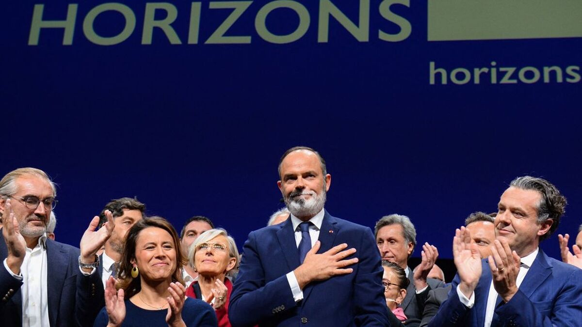 Mayor of Le Havre and France's former Prime Minister Edouard Philippe (C) gestures after speaking next to Angers' mayor Christophe Bechu (C-R) during the launch of his new party "Horizons" in Le Havre, north-western France, on October 9, 2021. - Fifteen months after his departure from Matignon, Edouard Philippe launched on October 9, 2021 his own party, called "Horizons", to "participate in the constitution of a new political offer" and broaden towards the right the base of support to French president. (Photo by JEAN-FRANCOIS MONIER / AFP)