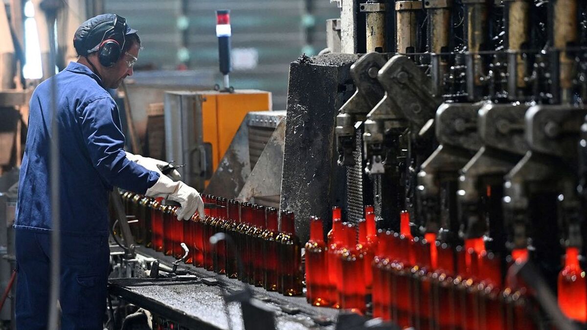 An employee works on the production line at the O-I glass bottle manufacturing factory in Beziers, southern France, on November 19, 2024. (Photo by Sylvain THOMAS / AFP)