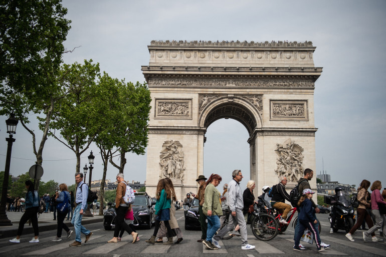 1519235-des-touristes-a-paris-devant-l-arc-de-triomphe.jpg
