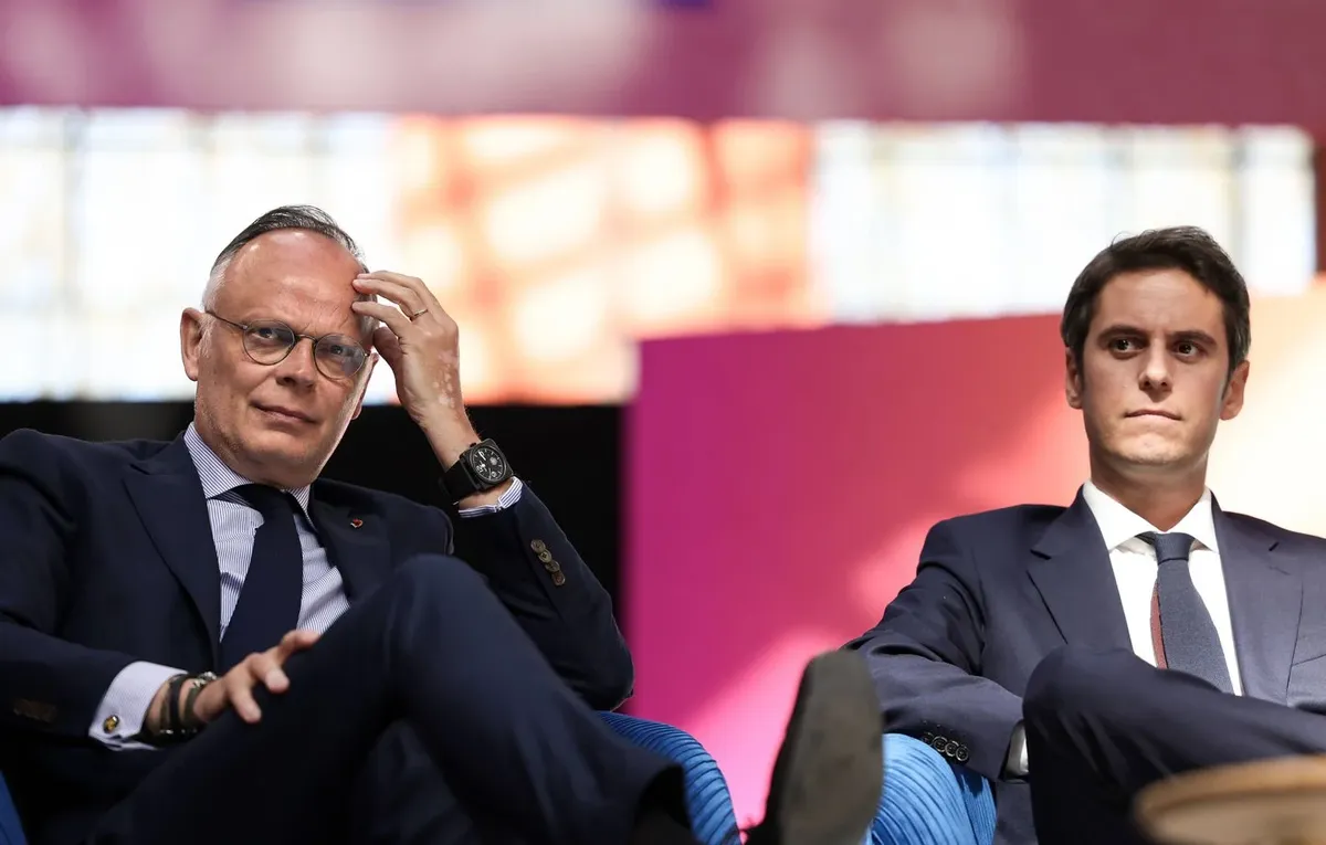 1444x920_l-ancien-premier-ministre-edouard-philippe-et-le-president-du-groupe-parlementaire-ensemble-pour-la-republique-gabriel-attal-assistent-a-une-reunion-du-parti-centriste-francais-renaissance-a-la-cite-du-c.webp