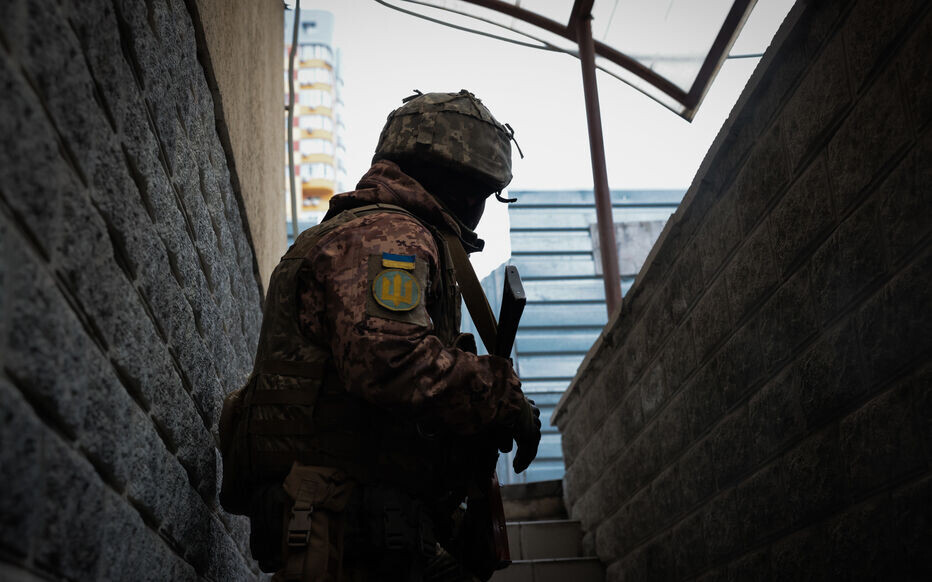 Kiev (Ukraine), le 02 mars 2022. Une unité des troupes aéroportées de l'armée ukrainienne défend un carrefour dans la banlieue nord de Kiev. Des "saboteurs", ou combattants russes infiltrés, ont pris à partie la section du sous-sergent Yvan, après avoir dirigé des tirs de canon russes sur leur position. Deux obus sont tombés non loin des tranchées que les soldats creusent avant l'arrivée des chars enemis. Trois infiltrés présumés ont été interceptés, les autres ont disparus dans la forêt.