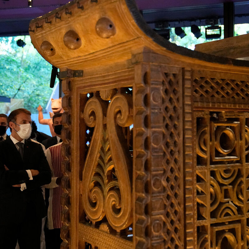 1830329-emmanuel-macronau-musee-du-quai-branly-devant-une-oeuvre-provenant-du-benin-en-octobre-2021.jpg