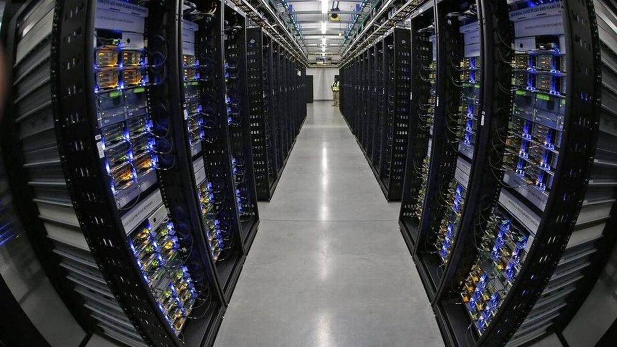 May 7, 2024: Rows of servers fill Data Hall B at the Facebook's Fort Worth Data Center in Texas. A Dallas company plans a data center near Benbrook. (Credit Image: © Paul Moseley/Fort Worth Star-Telegram via ZUMA Press Wire)