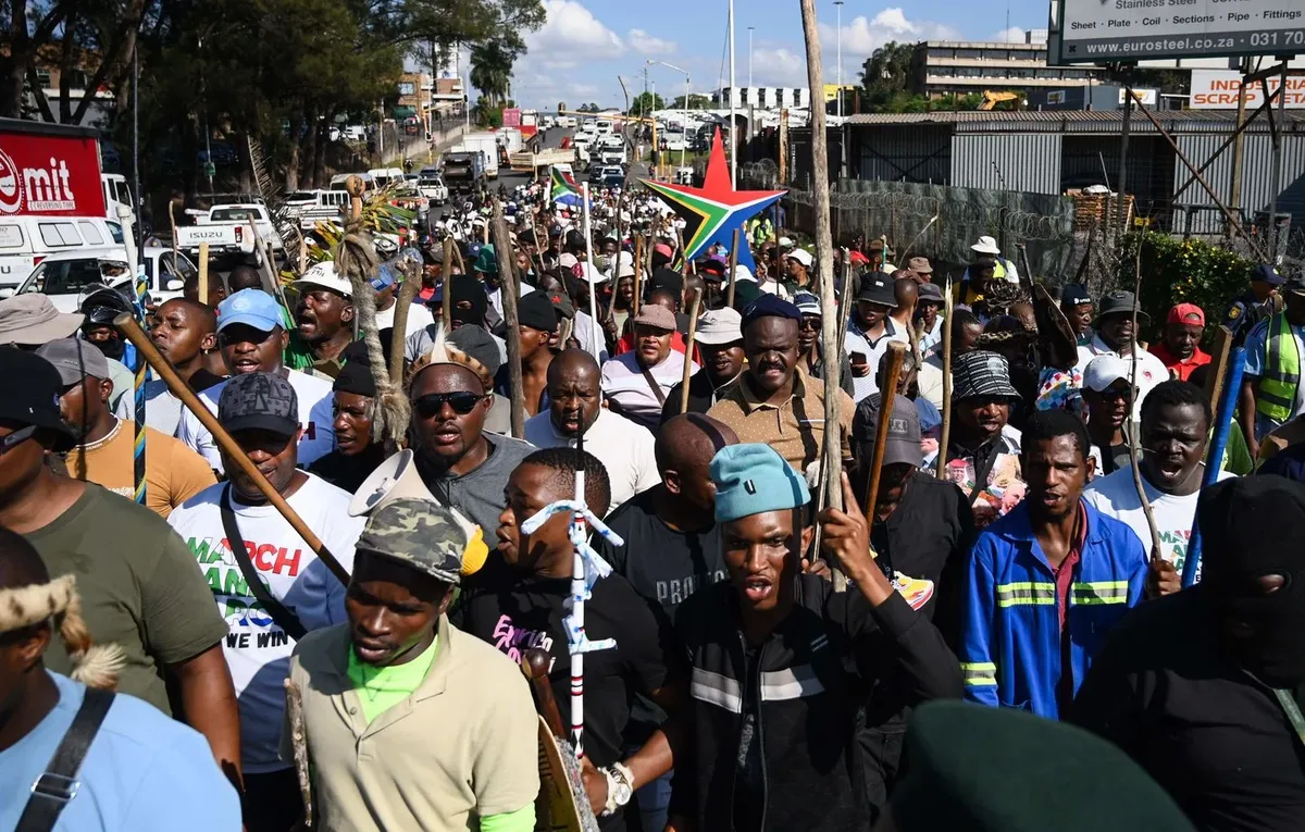 1444x920_credit-obligatoire-photo-de-darren-stewart-shutterstock-16885309aq-des-personnes-manifestent-contre-l-immigration-clandestine-le-20-mai-2026-a-durban-en-afrique-du-sud-le-groupe-plaide-pour-une-applicati.webp